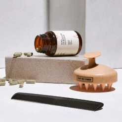 Stimulating Scalp Brush Brosse Stimulante Cuir Chevelu -L:A Bruket || RMS Beauty || REN CLEAN SKINCARE Soldes 02 22 CutbyFred Stim Brush 2 Encart Inspi2 TINY