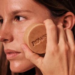 Nettoyant Visage Solide Orange & Centella Asiatica Peau Sèche -L:A Bruket || RMS Beauty || REN CLEAN SKINCARE Soldes 02 22 Encart Inspi Cleanser Rose ROWSE