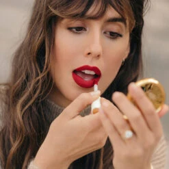 Petal Bouche Rouge à Lèvres Mat Sans Transfert -L:A Bruket || RMS Beauty || REN CLEAN SKINCARE Soldes 1vfr petal bouche lifestyle carre