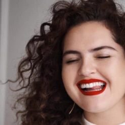 Petal Bouche Rouge à Lèvres Mat Sans Transfert -L:A Bruket || RMS Beauty || REN CLEAN SKINCARE Soldes 2vfr petal bouche lifestyle carre