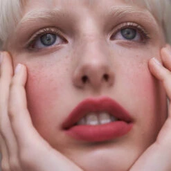 Bisou Balm Baume à Lèvres Teinté -L:A Bruket || RMS Beauty || REN CLEAN SKINCARE Soldes 3vfr bisou balm sucette carre