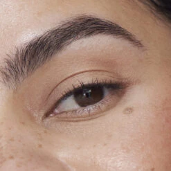 Liquid Powder Matte Eye Tint Fard à Paupières Crème Mat -L:A Bruket || RMS Beauty || REN CLEAN SKINCARE Soldes Liquid Powder Matte Comparision Grid ADOBE