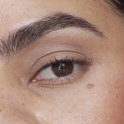 Liquid Powder Matte Eye Tint Fard à Paupières Crème Mat -L:A Bruket || RMS Beauty || REN CLEAN SKINCARE Soldes Liquid Powder Matte Comparision Grid CORK